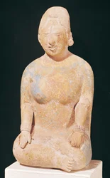 Estatua de una mujer sentada, del cementerio en la Isla de Jaina, Estado de Campeche, siglo VII-X